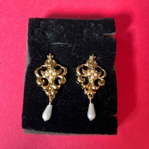 Avon gold pendant earrings